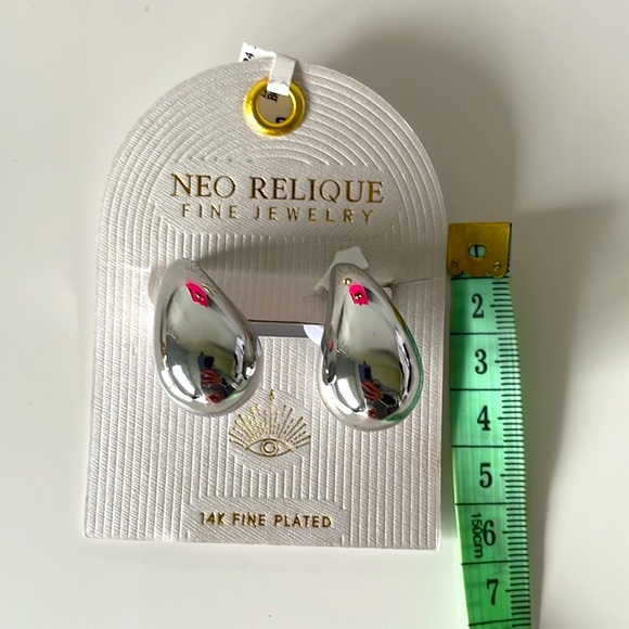 Oversized silver tear drop earrings, 14K fine plated - Picture 3 of 3